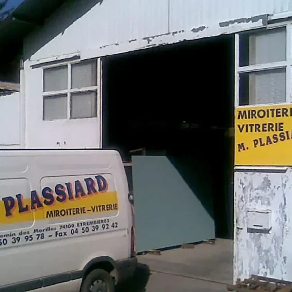 Miroiterie Plassiard — réalisation Cuisine, salle de bains et agencement à Étrembières — photo 3 — Eurêkartisan
